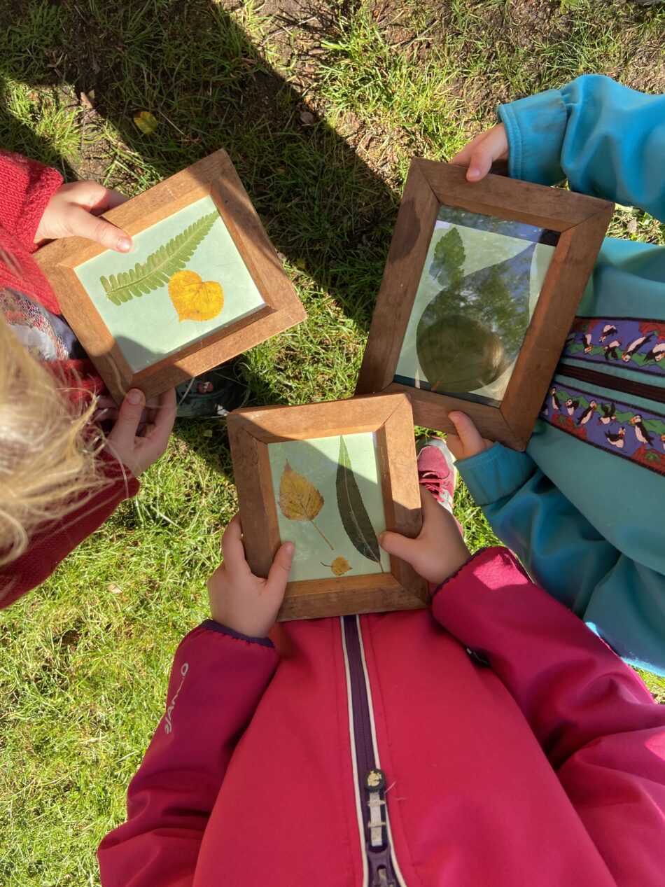Kinder halten Belichtungsrahmen in die Sonne und machen Fotogramme mit Cyanotypie