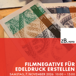 Ausgedruckte digitale Filmnegative mit Farbtestkeilen auf einem Arbeitstisch, darunter Ankündigungstext „Filmnegative für Edeldruck erstellen, Samstag, 7. November 2025, 10:00–15:00", Logo zB. Foto
