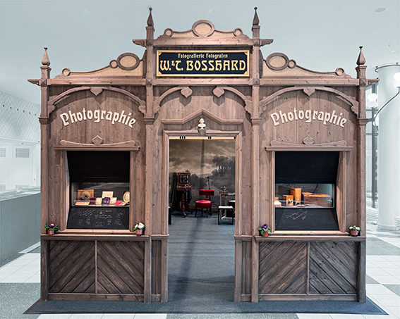 Historisches Fotoatelier mit aufwendig gestalteter Holzfassade, Ausstellungsvitrinen und integriertem Studio für klassische Fotografie.