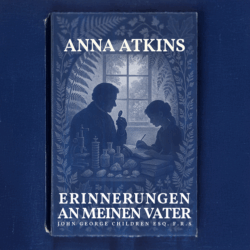 Buchcover von Anna Atkins, Erinnerungen an meinen Vater. Cyanotypie-inspiriertes Motiv mit Vater und Tochter an einem Labortisch, umgeben von Pflanzenornamenten.