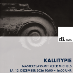 Sepiafarbene Nahaufnahme eines architektonischen Steinornaments, darunter Ankündigungstext „Kallitypie, Masterclass mit Peter Michels, Sa. 12. Dezember 2026, 10:00–16:00 Uhr", Logo zB. Foto