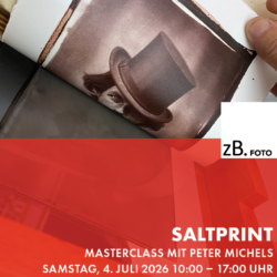 Ein Werbeplakat für den Workshop „Saltprint“ mit Peter Michels. Oben ist ein handgehaltener Salzpapierabzug im braunen Ton zu sehen, der das Gesicht einer Person mit Zylinder zeigt. Unten steht auf rotem Hintergrund in weißer Schrift: „Saltprint mit Peter Michels – Samstag, 4 Juli 2026, 10:00–17:00 Uhr“. Rechts oben das Logo „zB. Foto“.