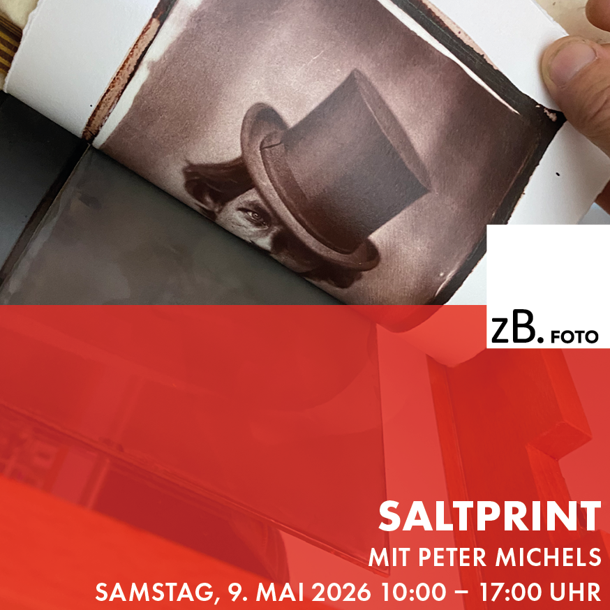 Ein Werbeplakat für den Workshop „Saltprint“ mit Peter Michels. Oben ist ein handgehaltener Salzpapierabzug im braunen Ton zu sehen, der das Gesicht einer Person mit Zylinder zeigt. Unten steht auf rotem Hintergrund in weißer Schrift: „Saltprint mit Peter Michels – Samstag, 18. Oktober 2025, 10:00–17:00 Uhr“. Rechts oben das Logo „zB. Foto“.